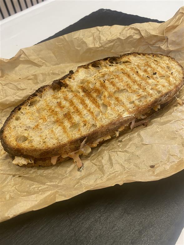 Panini med spicy kylling og Gammel Knas
